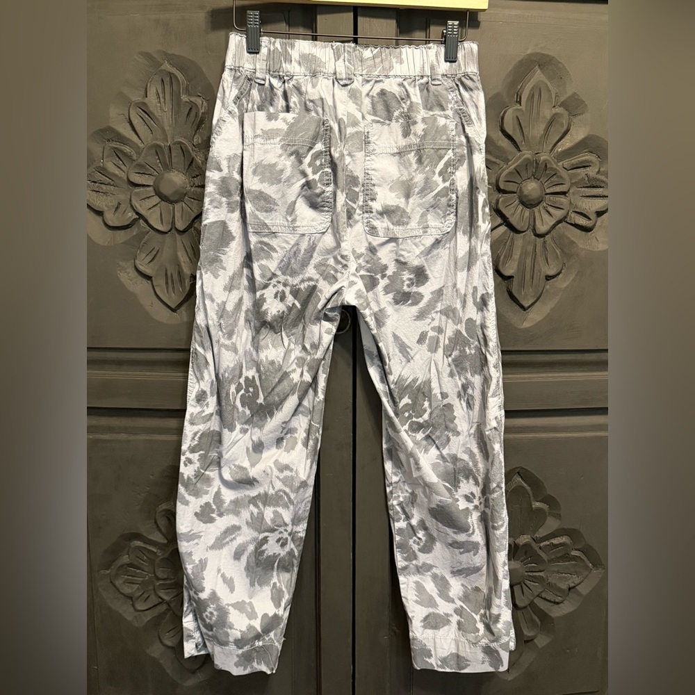 Democracy Floral Patterned Pants in Gray and Charcoal Size 6 - Picture 3 of 10